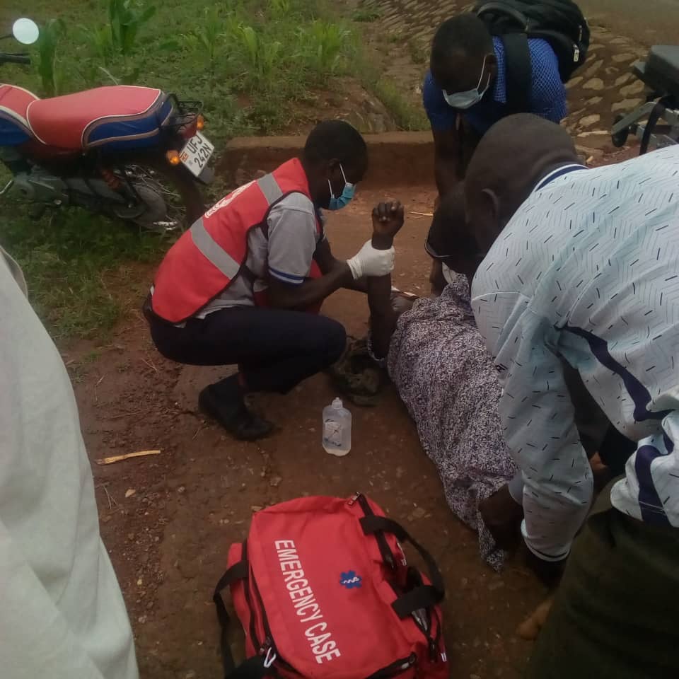 UgandaRedCross's tweet photo. 63 year old falls off boda-boda along Gulu highway. Our emergency response team has responded and reffered her to Gulu Regional Referral Hospital.
#EMS
#FirstAidSavesLife
@aapUganda @MinofHealthUG @n_nkalubo https://t.co/R0RioFwRku