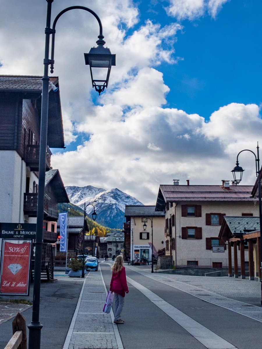 TuttoLivigno's tweet photo. 11:30 del 13 ottobre 2021
Temperatura 2,8°C ventilato.
#centrolivigno #viafontana #viabondi #mottolino #autumn #flowers
… e i #fiori che sono ancora sui #balconi sono quasi tutti ormai gelati https://t.co/1wvwlT5ok3