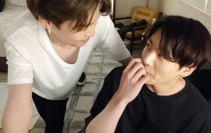 jkkflrt's tweet photo. it ain't a live with jikook if they did not stare at each other looking so in love https://t.co/IaXI2qKcWN