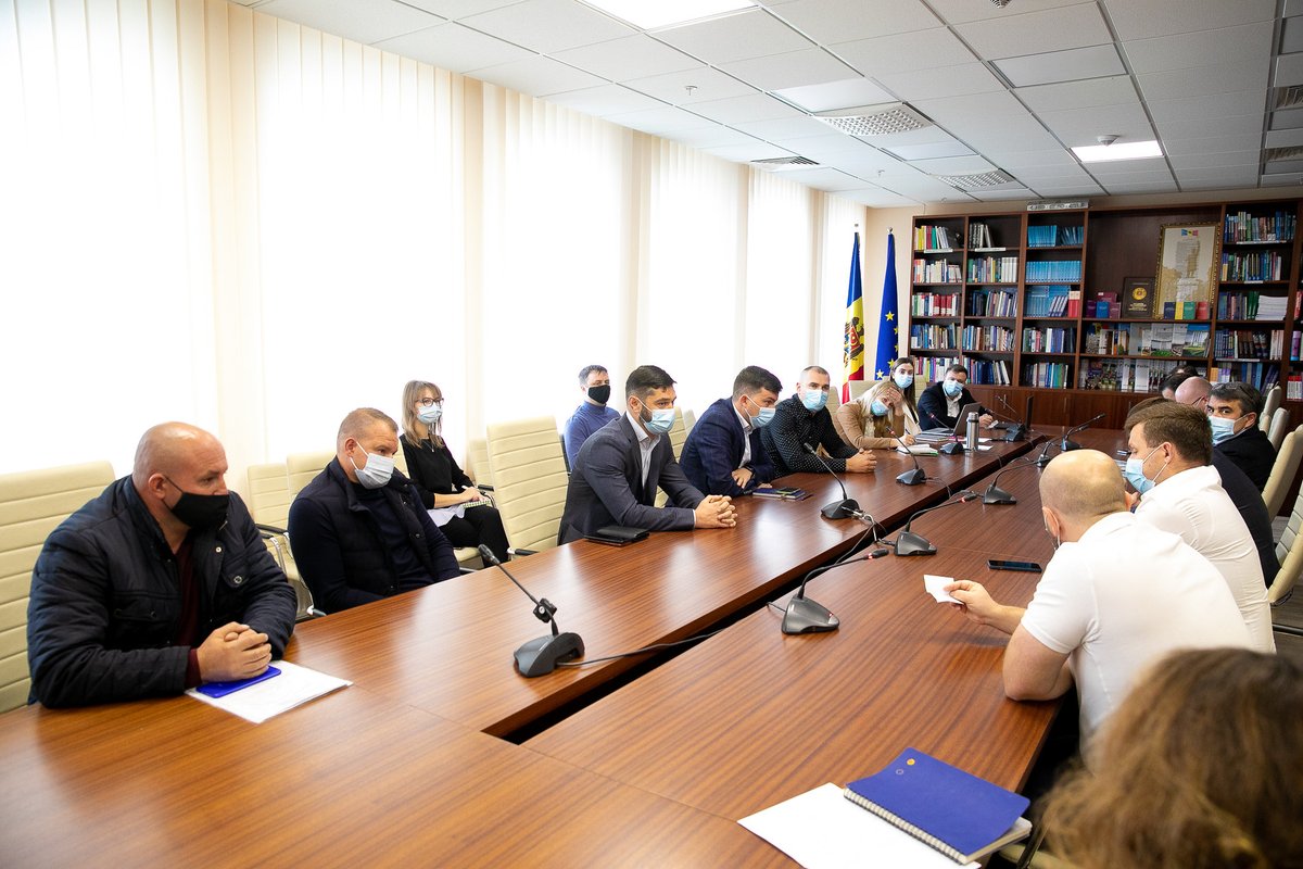 EBA Moldova a participat pe data de 12 Octombrie la Consultările publice asupra proiectului de Lege privind modificarea Codului Vamal organizate de Parlamentul Republicii Moldova, Comisia Economie, Buget și Finanțe. 

#EBA_Support #EBA_policy
#EBAMEMBERSADVOCACYSUPPORT