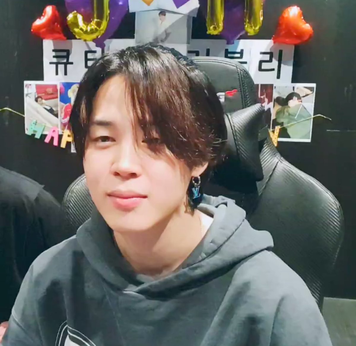 lierajimin's tweet photo. he is sooo pretty https://t.co/bahyHmMmGY