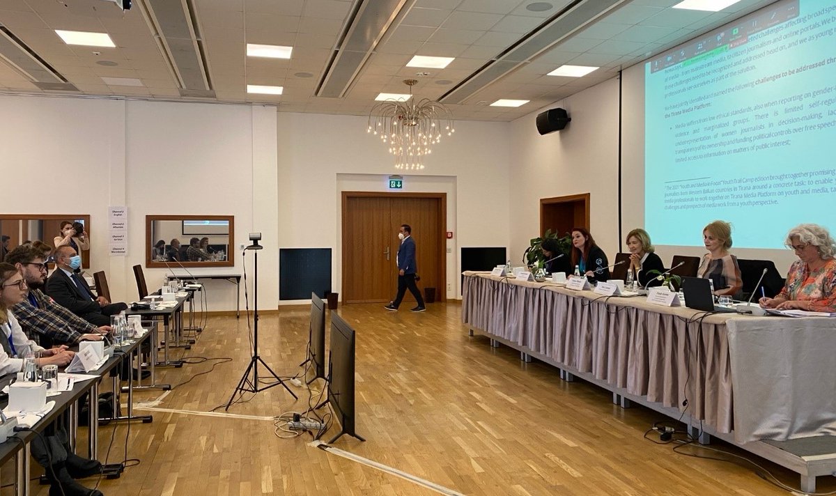 OSCEinAlbania's tweet photo. Young #journalists from #WesternBalkans, part of @OSCEinAlbania's #YouthTrail2021, propose recommendations on tackling #mediaissues in the region. They presented #TiranaMediaPlatform at #SEEMC2021 & called for attention from institutions & #media 🔽
https://t.co/InHNIHwUFN https://t.co/gCfDMStYiM