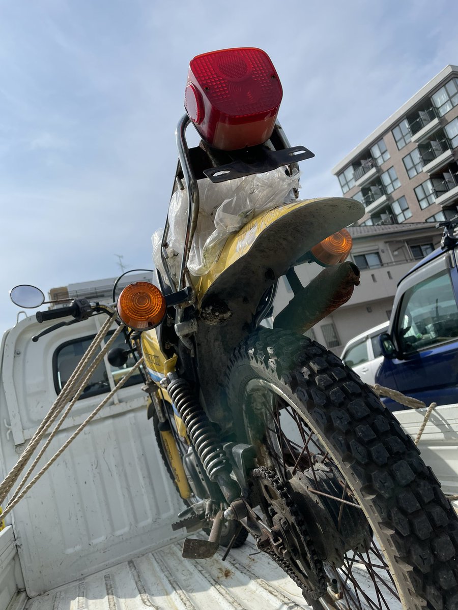 moeco55sh's tweet photo. 本当にボロボロだったこの子。
色んなところさびさび、塗装ハゲてる、シートバリバリだし、マフラー穴あいてる、ミラー壊れてる、きったない雨水入りのビニール袋くっついてる、蜂の巣付いてる、1回とったのにまた付けられる。
何が一番嫌って蜂の巣よ🙄
#TS503 #ハスラー50
#バイク乗りと繋がりたい https://t.co/olzjCT9zdx