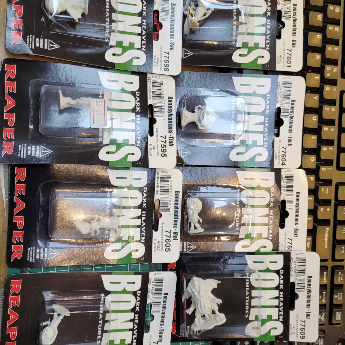 TheBaldGM's tweet photo. @RedgrassGames Painting & basing @reapermini Bonesylvanians. Thes are all the Bones (plastic) ones.
The metal ones are on route over the big pond...
#miniatures #paintingminis #intlsocietyofbrushlickers @Goblins_Mordor #lifeneedspaintstolive #Vallejo #miniatures @scale75 #sceneryworkshop https://t.co/TYAnLOdLAa