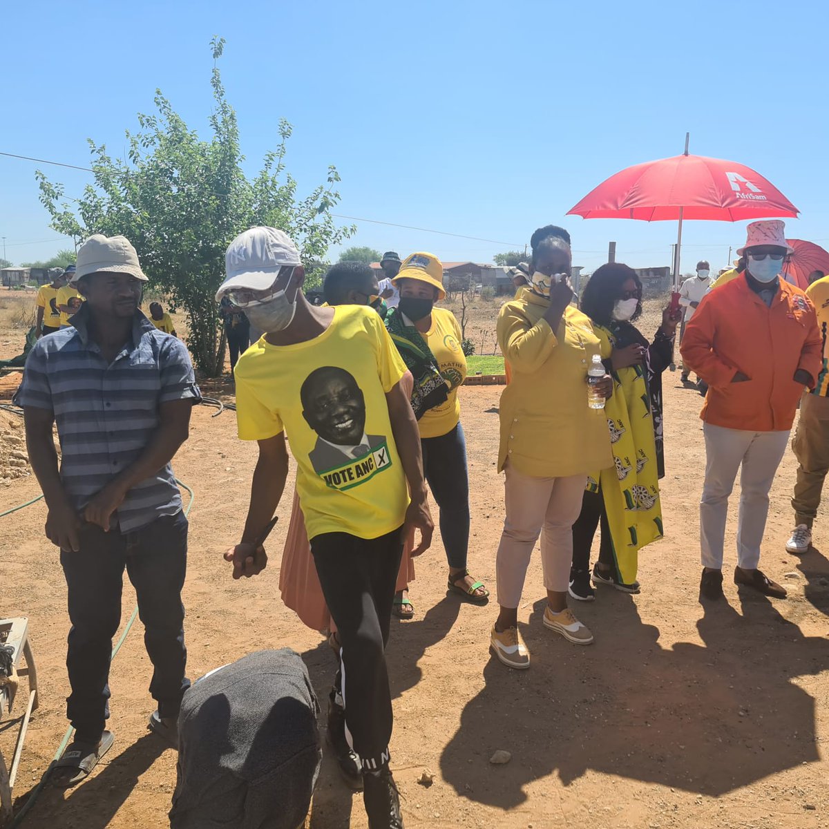 dube_mthoko's tweet photo. ANC door to door campaign is really funny, they send unemployed people to promise people jobs 🤔🤔🤔 #elections2021 https://t.co/yPd7Ih45Je