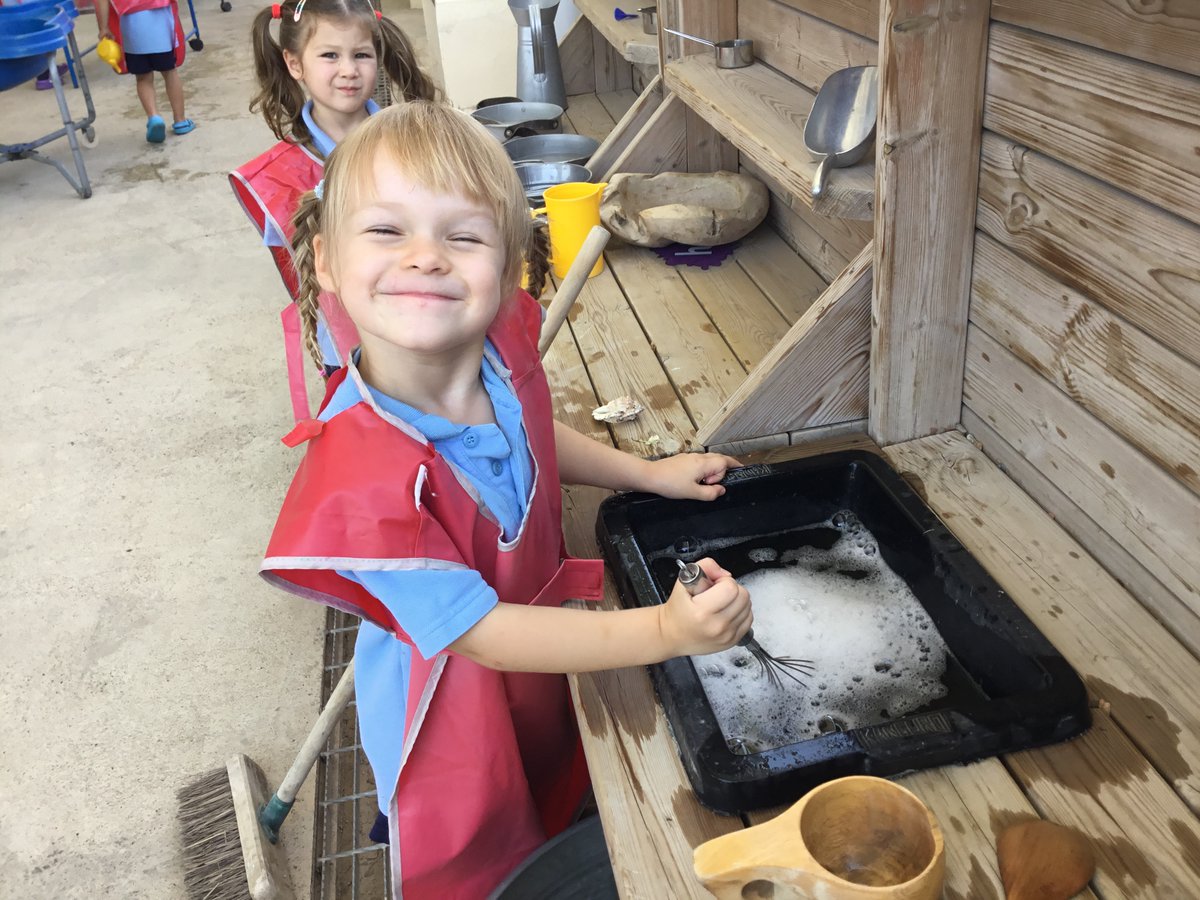BSMuscatFS1's tweet image. We are loving #exploring water in the outdoors. 
#colaborative #EYFS #FS1 @BSMuscatHeadPri @PrincipalMuscat