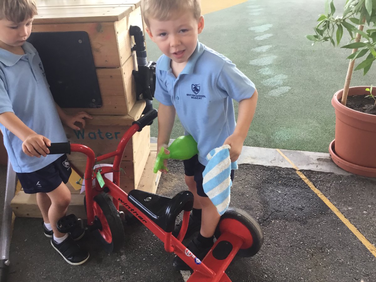 BSMuscatFS1's tweet image. We are loving #exploring water in the outdoors. 
#colaborative #EYFS #FS1 @BSMuscatHeadPri @PrincipalMuscat