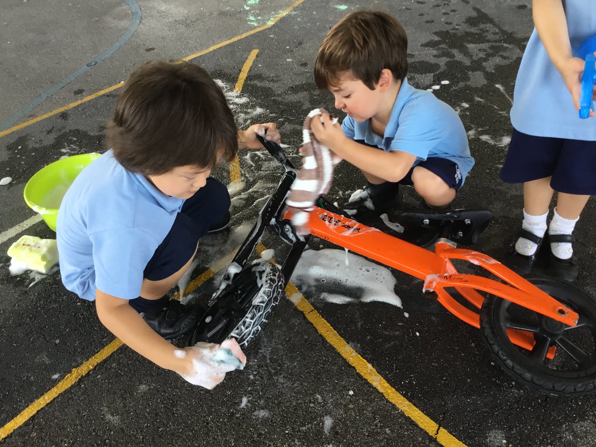 BSMuscatFS1's tweet image. We are loving #exploring water in the outdoors. 
#colaborative #EYFS #FS1 @BSMuscatHeadPri @PrincipalMuscat