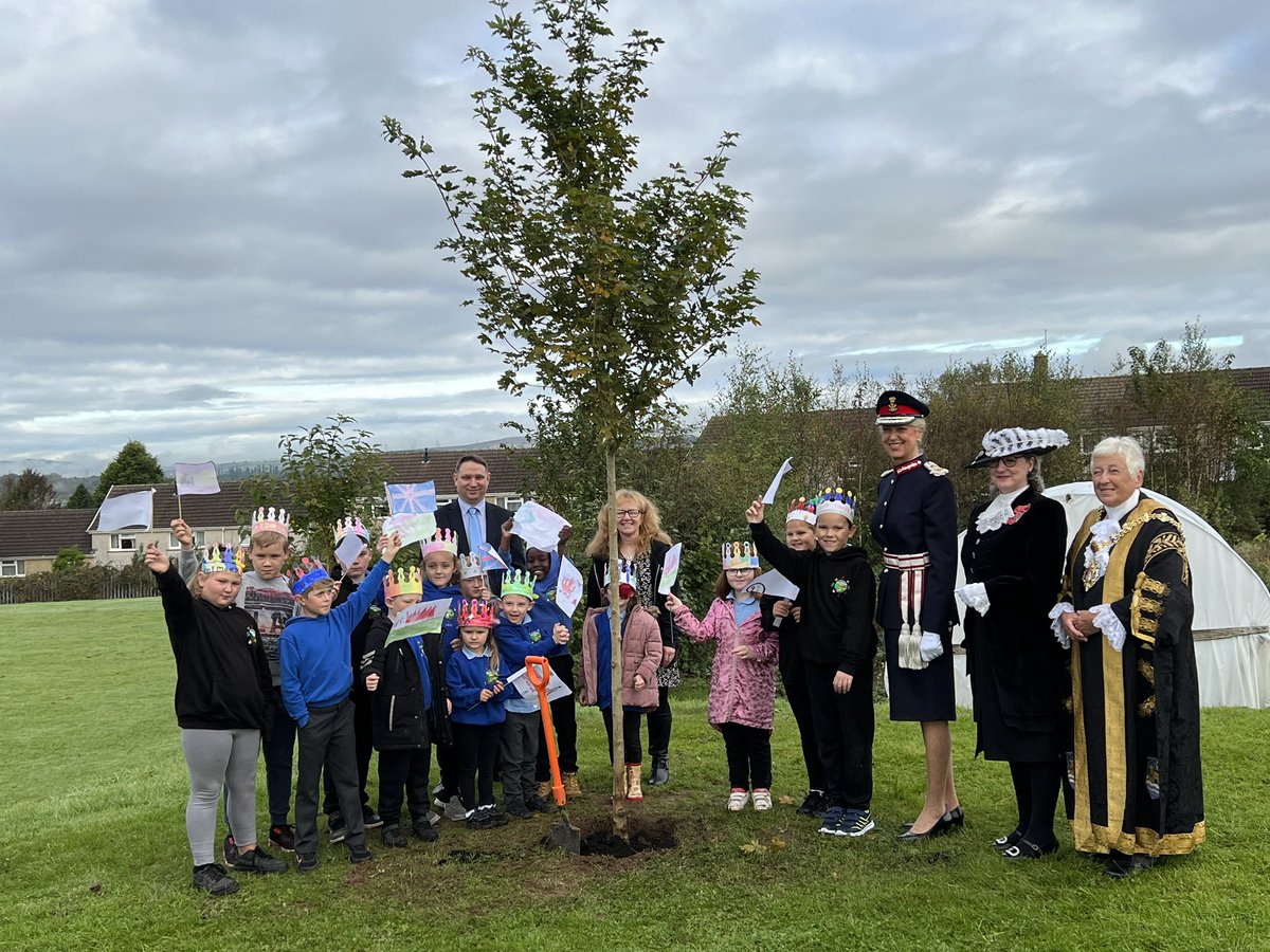 BYM_Primary's tweet photo. What a wonderful morning, we are so proud to receive our Acer tree from the Queen @QGCanopy presented by @WestGlamorganLL @lordmayorswan @HSofWestGlam #queensgreencanopy @EcoSchoolssouth @EmmaG_news https://t.co/YzG3TlIzZz