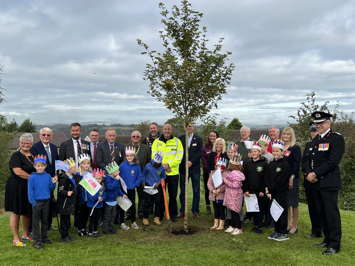 BYM_Primary's tweet photo. What a wonderful morning, we are so proud to receive our Acer tree from the Queen @QGCanopy presented by @WestGlamorganLL @lordmayorswan @HSofWestGlam #queensgreencanopy @EcoSchoolssouth @EmmaG_news https://t.co/YzG3TlIzZz