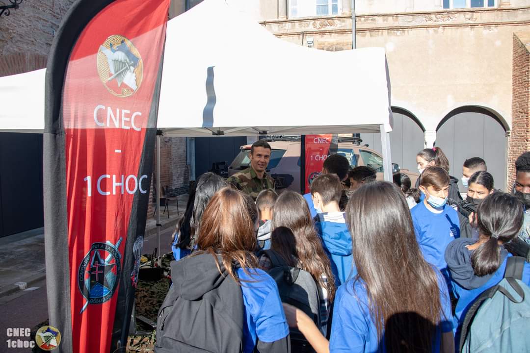 CNEC1CHOC's tweet photo. 👉 Le Centre National de la Jeunesse de Perpignan ouvre aujourd’hui ses portes au profit des classes défense des Pyrénées orientales.  Le CNEC-1CHOC est présent avec un stand animé par le capitaine Antony et le caporal-chef Baptiste.

#ArmeeJeunesse #CDSD #CNJ https://t.co/P6qJ9FN1y9