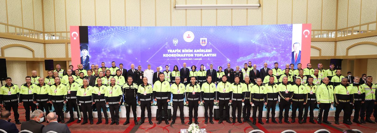 Trafikte 5️⃣ kırmızı çizgimiz var:
🛣️Hız kurallarına uymak
🚨Emniyet kemeri takmak
📵Araçla giderken telefonla konuşmamak
🛑Alkollü araç kullanmamak
🚶🚶‍♀Yayalar

Biz, bu kırmızı çizgilere riayet etmek ve müsamaha göstermemek durumundayız.

Çünkü trafikte her sayı, bir insandır