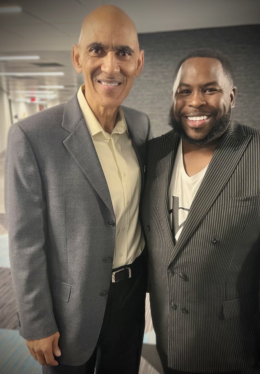 iamdeonclark's tweet photo. It was such a huge honor to receive from this amazing Legend Coach @TonyDungy! Coach is fill of wisdom and humility! I learned so many valuable lessons! Go grab his book if you don’t have it! https://t.co/yOed9ARtOj