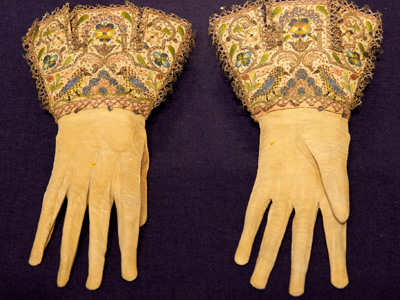 Witney_Antiques's tweet photo. The crisp, autumnal air has us thinking about these early 17th-century gloves, which won Best Object at the @BADA1918 fair in 2018. The beautifully embroidered gloves are made of leather and silk fabric worked with silk and metal thread and decorated with spangles https://t.co/Ak9AZzRg7L