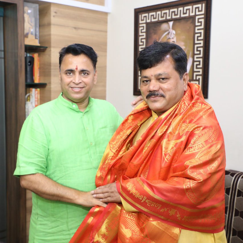 महाराष्ट्रातील विधान परिषदेचे विरोधी पक्षनेते आमदार <a href="/mipravindarekar/">Pravin Darekar - प्रविण दरेकर</a> जी यांना वाढदिवसाच्या हार्दिक शुभेच्छा.
त्यांना यशस्वी व निरोगी दीर्घायुष्य लाभो अशी प्रभूचरणी प्रार्थना 💐