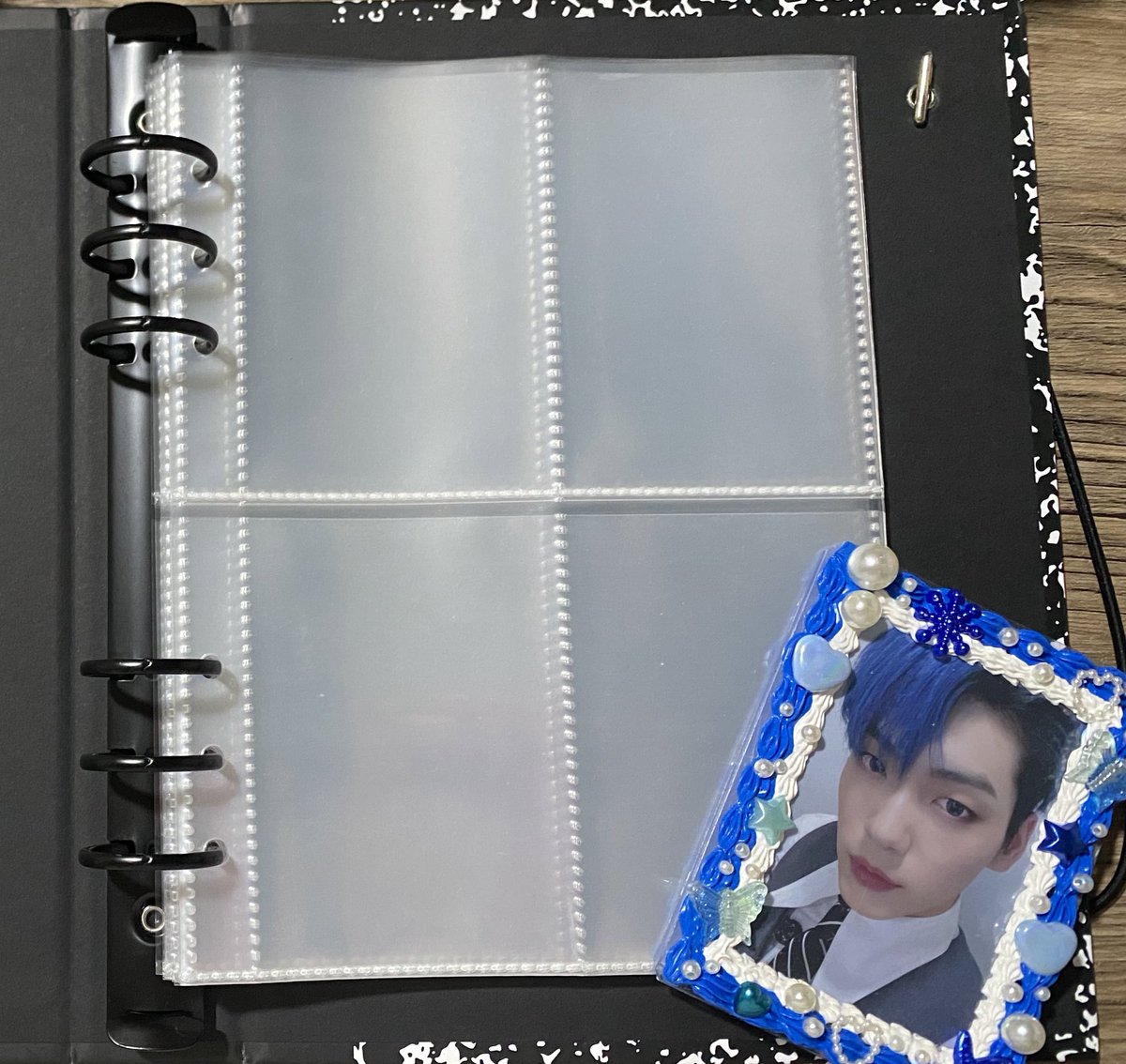 yunahttps's tweet photo. #ynhttp_sells • #dendenbyebye

wts lfb ph

✧ black composition binder (black rings)
✧ 20 used but not abused generic sleeves 
— 785 php
— sold as set
— dop: payo / 3 days
— mod: sco
— reply mine

will send more pics through dm about the condition!! https://t.co/2987t5doZI