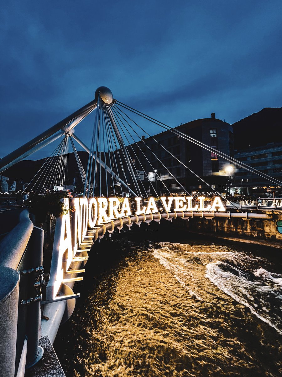 MADRID / PARÍS ↔️ PARÍS / MADRID, dues ciutats que donen nom a dos dels ponts més emblemàtics d'Andorra la Vella. 

😜 Sabríes dir quin és cadascun?

#andorralavella #andorra #turismeandorralavella #visitandorra #andorraworld