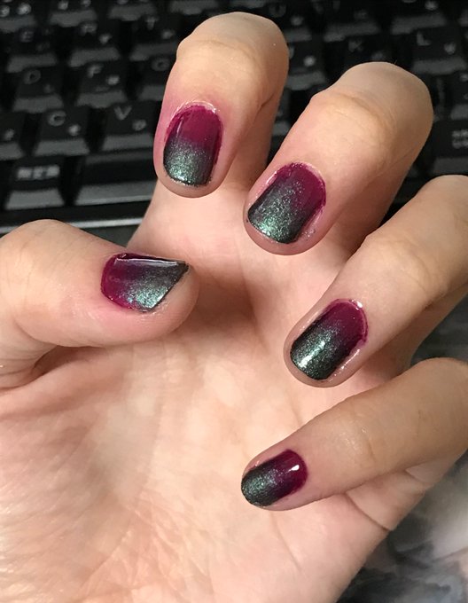 グラデネイルを試すために塗ってみたんだけど選んだ2色が意外と良くて…毒林檎みたいで良き❤️🍎 