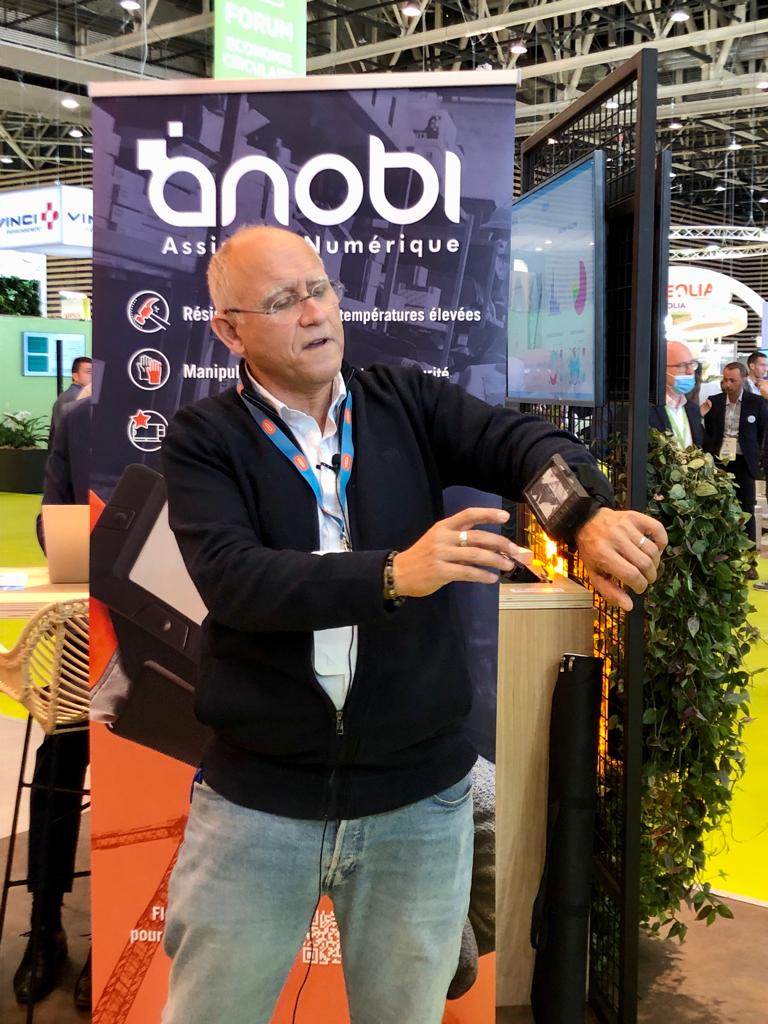 #Pollutec2021 | Découvrez ANOBI® ! Co-conçu par <a href="/Bouygues_C/">Bouygues Construction</a> et notre partenaire @SuezFR, cet assistant #numérique facilite la communication et l’échange d’informations pour les opérateurs sur nos chantiers. Démonstration avec Philippe Richard, sur le stand du <a href="/GroupeBouygues/">Groupe Bouygues</a>.