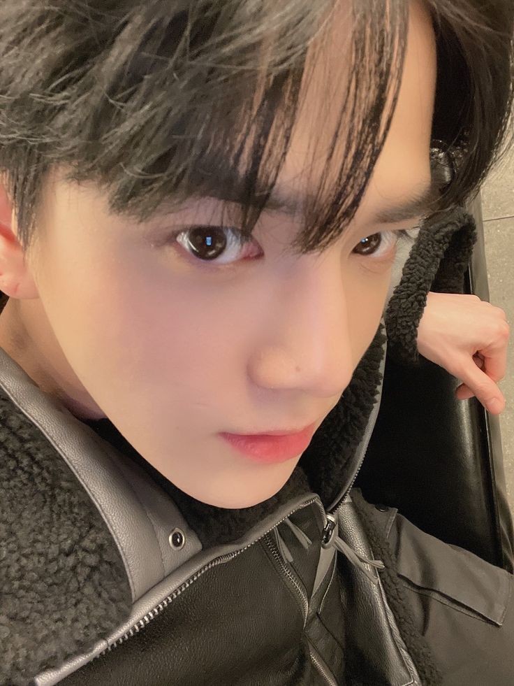 theboyzfolder's tweet photo. 8:08pm 영훈시 💟 https://t.co/79Lr6cwPzt