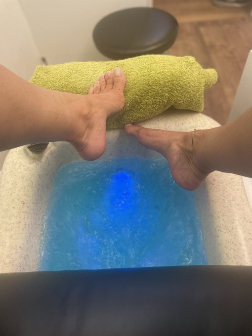 Which one of my good little #feetslaves is treating me to today’s pedicure? 😼👣

https://t.co/RrhrEuWpUD
