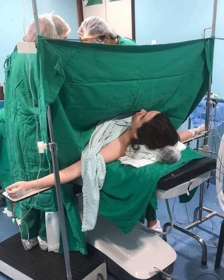 EnsedeCiencia's tweet photo. La cesárea es la única cirugía donde se abren siete capas de tejido y se espera que la madre se ponga de pie seis horas después, responsabilizándose de una personita más, sin mencionar las intensas contracciones de útero, producto de la liberación de oxitocina... etc. https://t.co/rK8OALxnSy