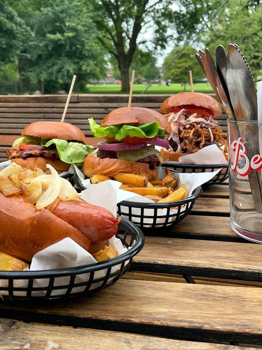 👋 Good afternoon Hackney! 

We're open overlooking London Fields for a working/liquid lunch in the sunshine 👌

Burgers, hot dogs, vegan options all on the menu 🙌