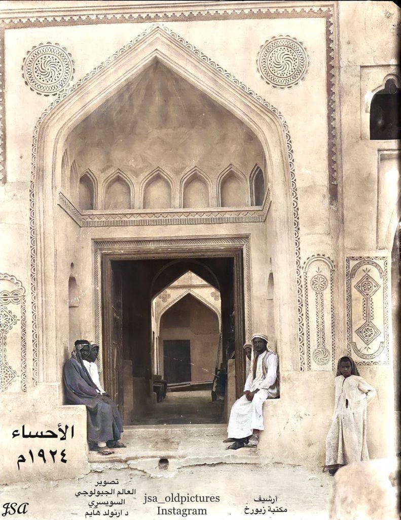 الأقمار (ج قمر)، العقود المدببة المرتكزة على الأعمدة المزخرفة التي إزدانت بها المداخل والقاعات المفتوحة للمباني القديمة في شرق #المملكة هي عناصر إنشائية وجمالية شكّلت هوية معمارية خاصة للمنطقة يجب الحفاظ عليها وإظهارها في مبانينا الحديثة بدل الإستغراق في الحداثة وما بعد الحداثة.