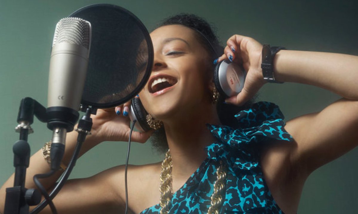 Певица с микрофоном. Генерация вокала. Красиво петь. Микрофон в студии. Красивая девушка в студии звукозаписи.