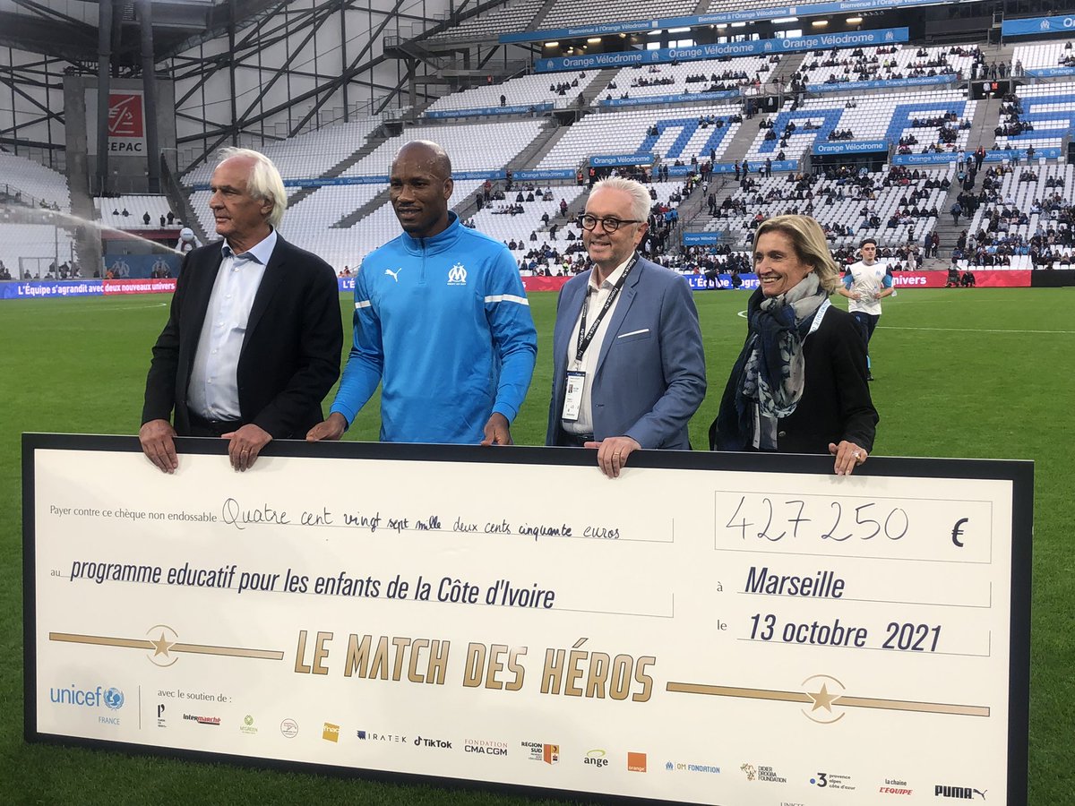 UNICEF_france's tweet photo. 👏 À quelques minutes du coup d'envoi du #MatchDesHéros, @jeanmariedru, Président @UNICEF_france, et @didierdrogba, reçoivent un chèque de 427 250 € au profit de l'éducation des enfants en Côte d'Ivoire.

MERCI #PourChaqueEnfant 💙
@OM_Officiel @orangevelodrome https://t.co/9qsC12dDn0