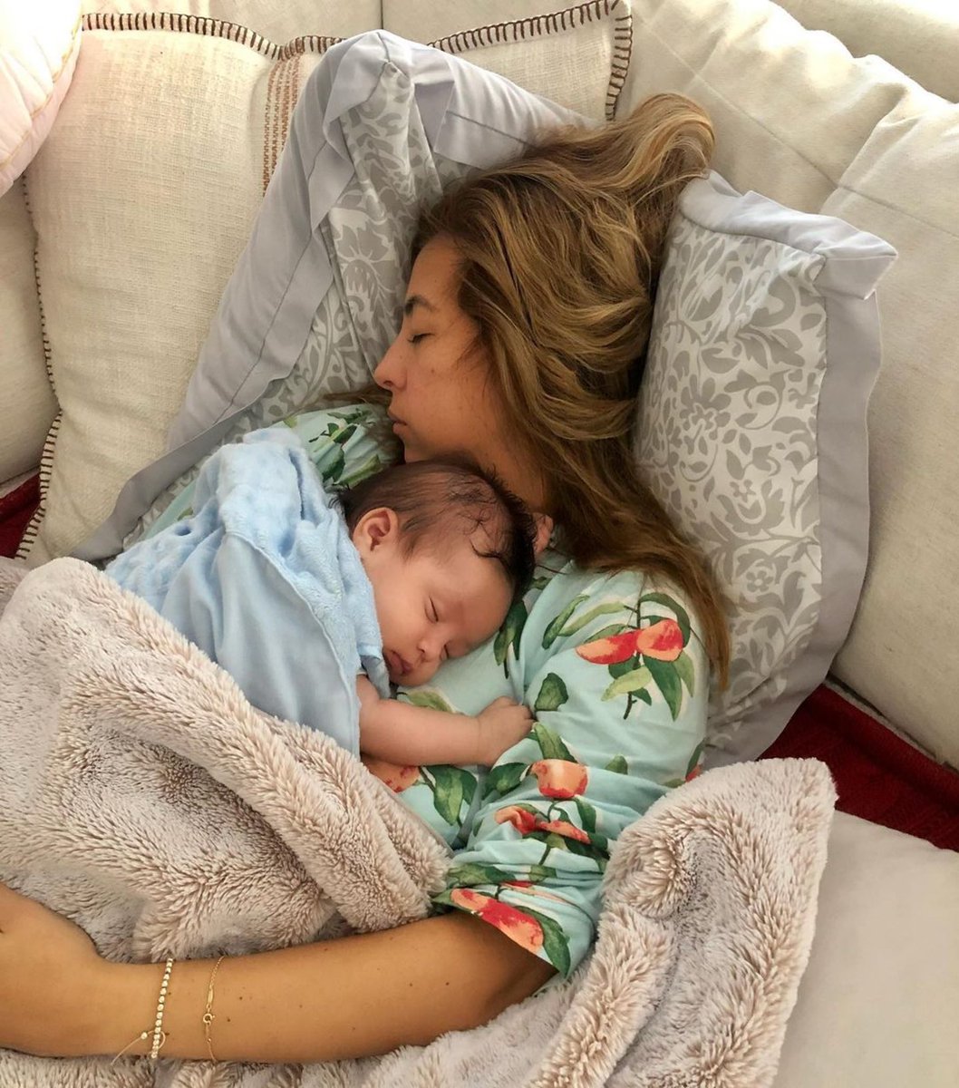 hoydia's tweet photo. 🤩🥰 @chiquibabyla: Por más mañanas como esta, llenas de “Glamour” 😝 💤 con mi princesita 👑 @capriblu2021 📸 Gracias papi #newborn #capriblu #despeinadas https://t.co/BumrkCcbiI