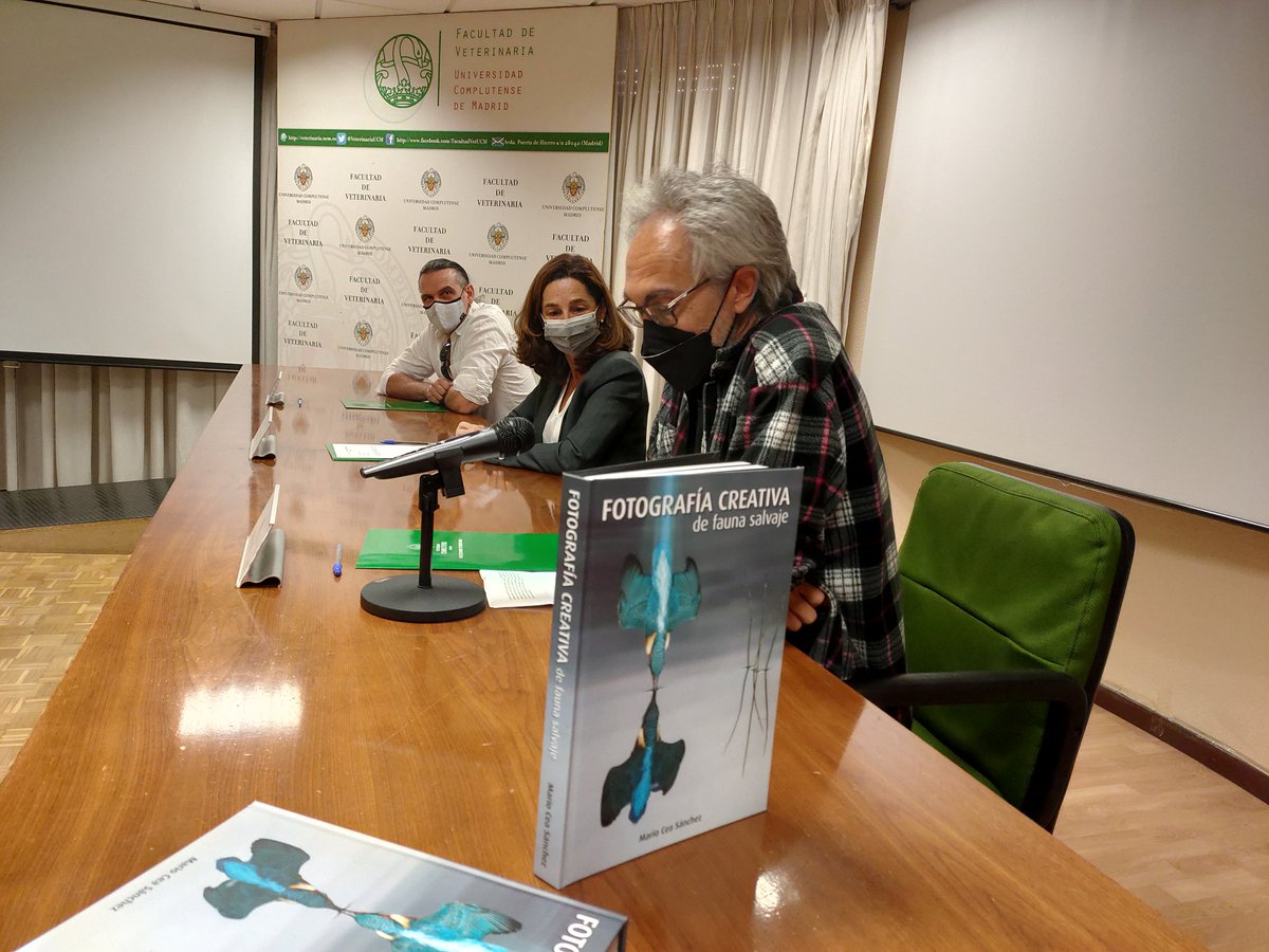 idegaspar's tweet photo. Hoy contamos en @VeterinariaUCM con la presencia de #mariocea presentando su libro de fotografía creativa de fauna salvaje. Un placer escuchar a maestros generosos como Mario https://t.co/hAKvgensam
