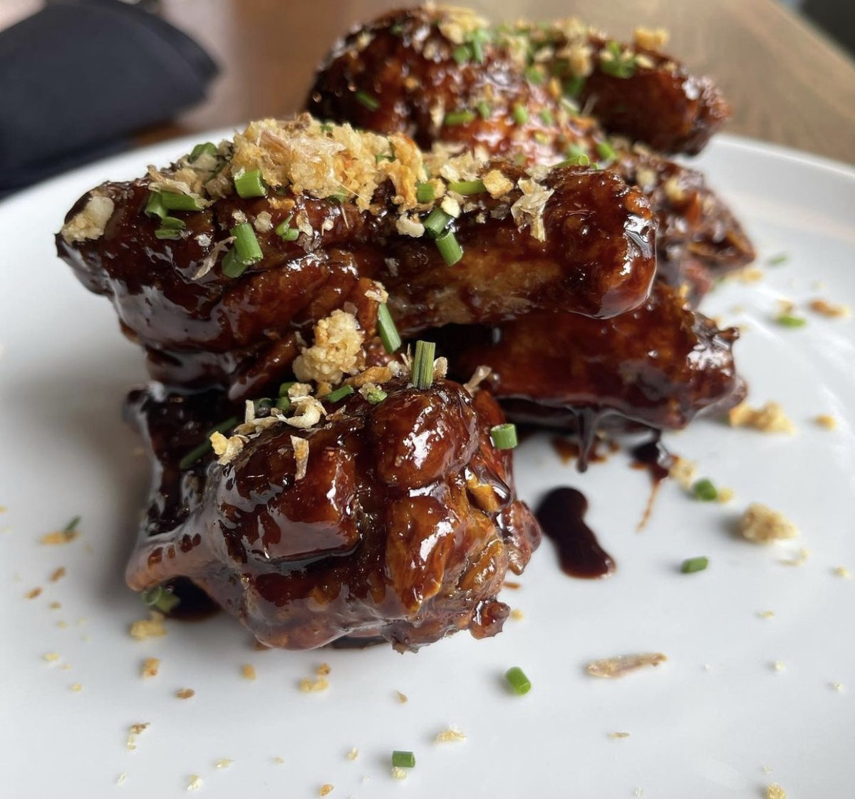 Sweet soy glazed wings with crispy garlic 🤤 these look so tasty chefm.doza 
#wherechefsshop