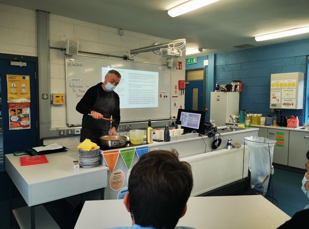 PatsCavan's tweet image. Many thanks to @GearoidLynch from the @OldePost for visiting TY's today and showing us how to make delicious Spanish Paella in Home Economics. Our TY's especially our Spanish Exchange students gave it a big deal of approval 🇪🇸