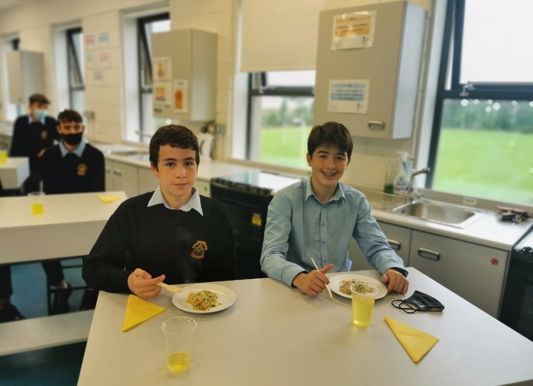 PatsCavan's tweet image. Many thanks to @GearoidLynch from the @OldePost for visiting TY's today and showing us how to make delicious Spanish Paella in Home Economics. Our TY's especially our Spanish Exchange students gave it a big deal of approval 🇪🇸