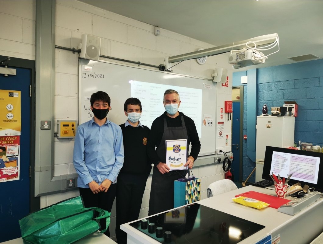 PatsCavan's tweet image. Many thanks to @GearoidLynch from the @OldePost for visiting TY's today and showing us how to make delicious Spanish Paella in Home Economics. Our TY's especially our Spanish Exchange students gave it a big deal of approval 🇪🇸