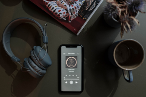 CoffeeoverData's tweet photo. 🎧Welcome to our first podcast episode!

In this interview, Talia &amp; Axel talk about #videogames and their cultural influence on players. If you’ve ever wondered if media tell us what to do, or if we tell media what we want to see, definitely check it out: 
https://t.co/OvMnjBhLXA https://t.co/Y3CB9U51zn