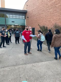 CityYearTulsa's tweet photo. @mclainhighschool @cityyeartulsa team and their Program Sponsor @Bankofoklahoma believes there is no better way to start a school day than with candy! #strongcircle #powergreeting #mclaintitians #titianpride https://t.co/riSKLFQVkP