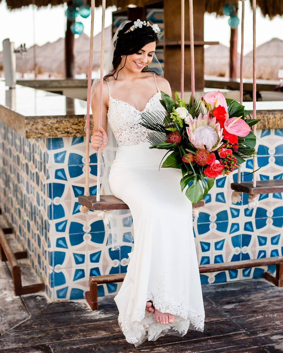 Loving this gorgeous bride and her stunning bouquet at #NowSapphire. 👰 
📸 @ana.lozano.photography 

#destinationwedding #nowresorts #mexico