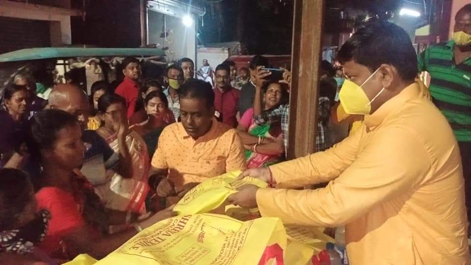 DrSukantaBJP's tweet photo. বালুরঘাট শহরের ৪ নং ওয়ার্ডে বস্ত্র বিতরণ অনুষ্ঠান। https://t.co/Gq6UQaH92K