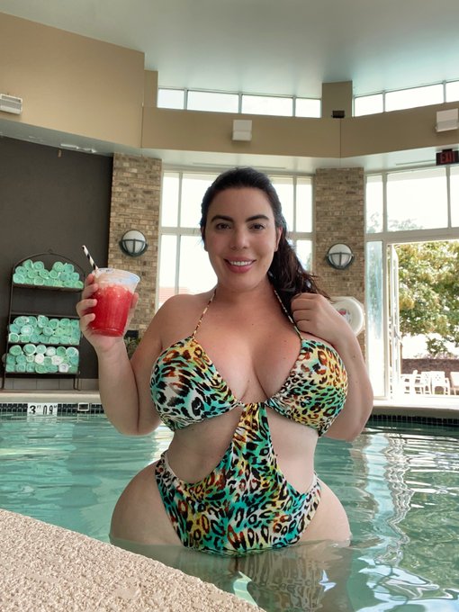 One piece or 2 piece ? https://t.co/0IjqQAtNGq