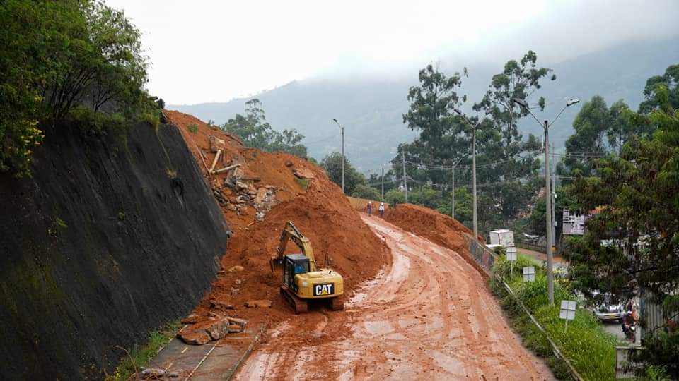 Alcaldiacopa's tweet photo. #CopaInforma continúan los trabajos para remover el todo el material que se encuentra sobre la calzada occidental de la Autopista Norte. Las lluvias de la madrugada retrasaron las operaciones.
La vía que se habilitó sigue prestando servicio para los vehículos https://t.co/BIvCHg2XXH