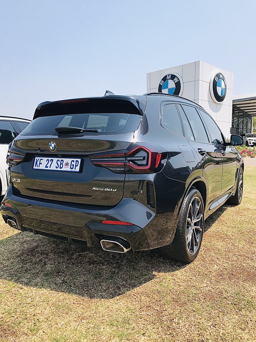 The petrolhead in me wants to live with the @BMW_SA X3 M40i everyday because of how fun it is to drive. But the sensible adult in me knows the decent performance, better comfort & fuel efficiency in the xDrive20d would make for an overall great package👌🏽
#bmw
#thex3