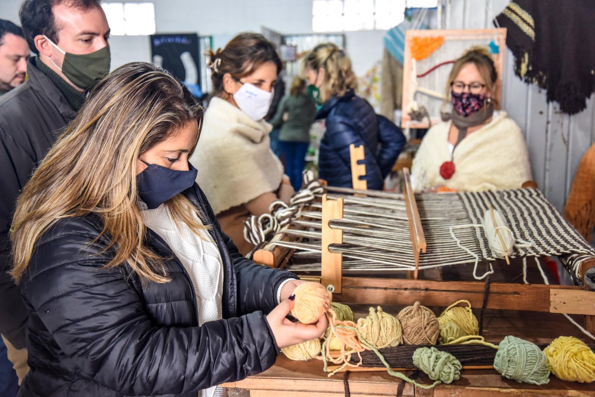 MIEM_Uruguay's tweet photo. La directora nacional de Industrias, @susypecoy, acompañada por un equipo del MIEM, recorrió junto a @SUL_uy y @UruguayXXI diversos eslabones de la cadena de la lana. Visitó productores, tejedoras y una empresa de tops. https://t.co/jVeyZZJ1o6