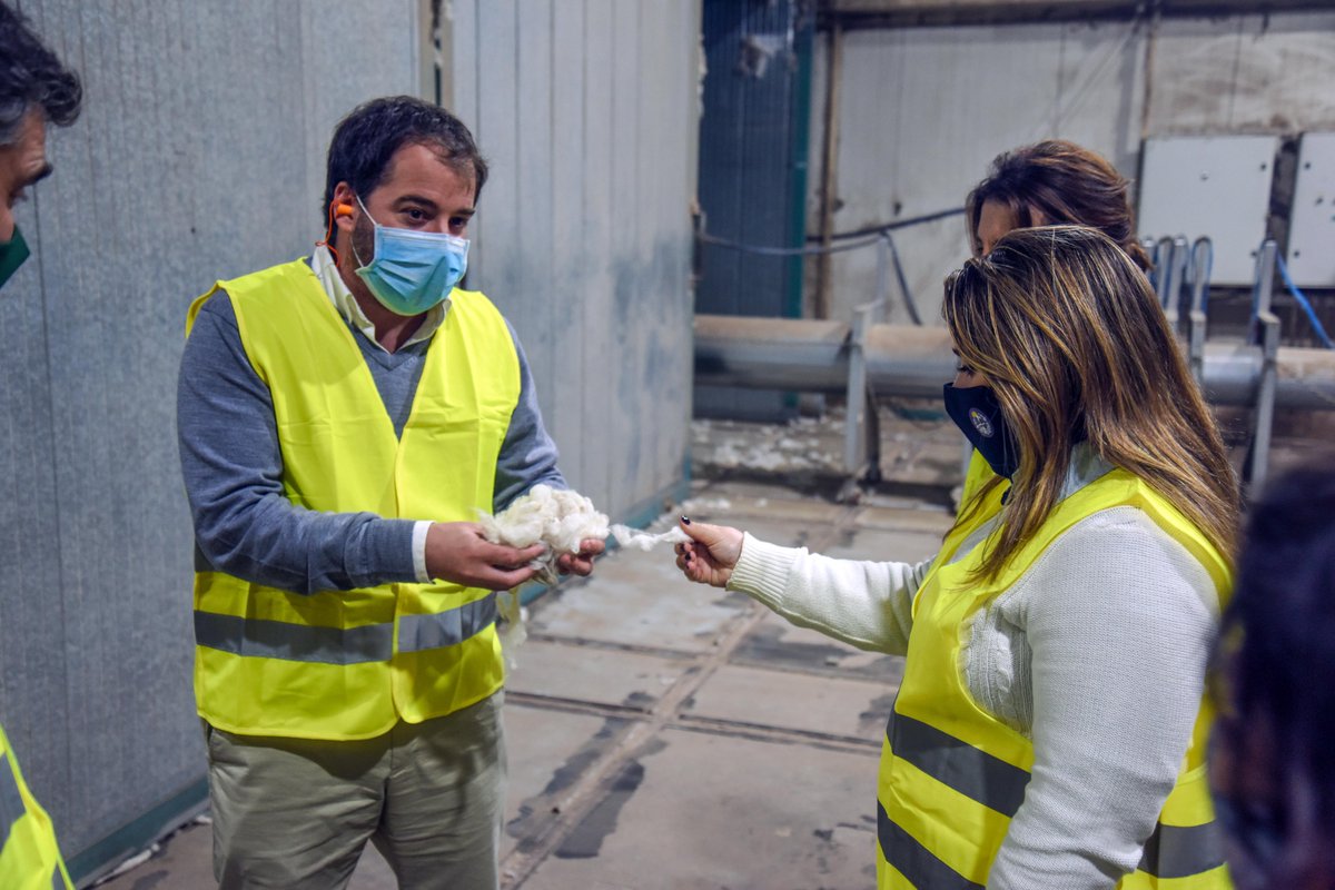 MIEM_Uruguay's tweet photo. La directora nacional de Industrias, @susypecoy, acompañada por un equipo del MIEM, recorrió junto a @SUL_uy y @UruguayXXI diversos eslabones de la cadena de la lana. Visitó productores, tejedoras y una empresa de tops. https://t.co/jVeyZZJ1o6