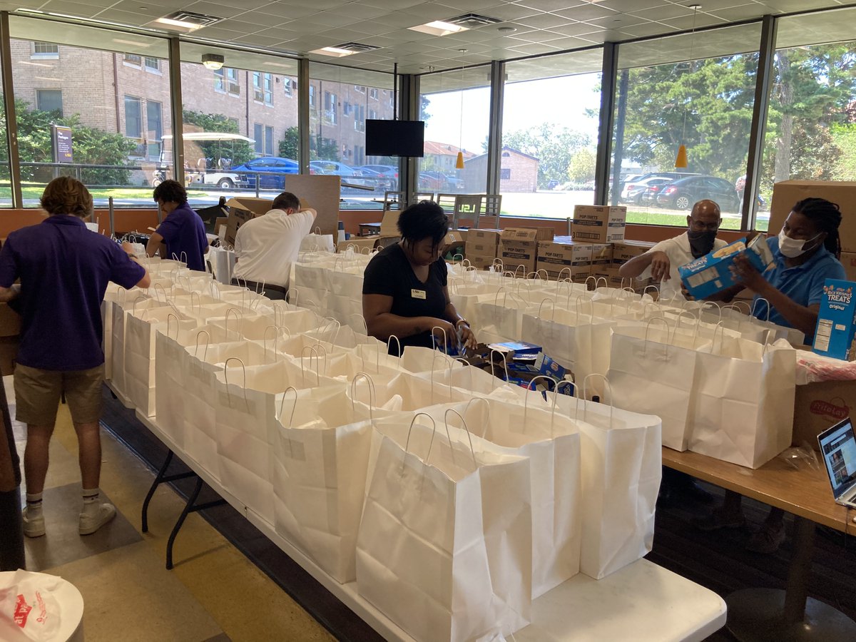 ChartwellsHE's tweet photo. #YouFirstDay is here! Over the last 3 days, managers built 400 goody bags with over 40 items per bag to be given out today! Our associates are the heartbeat of LSU Dining. They are LSU DINING!
Just WOW team @LSUDining! Thank you for creating an amazing people-first culture! 🥳 https://t.co/PhiAtHwg7S