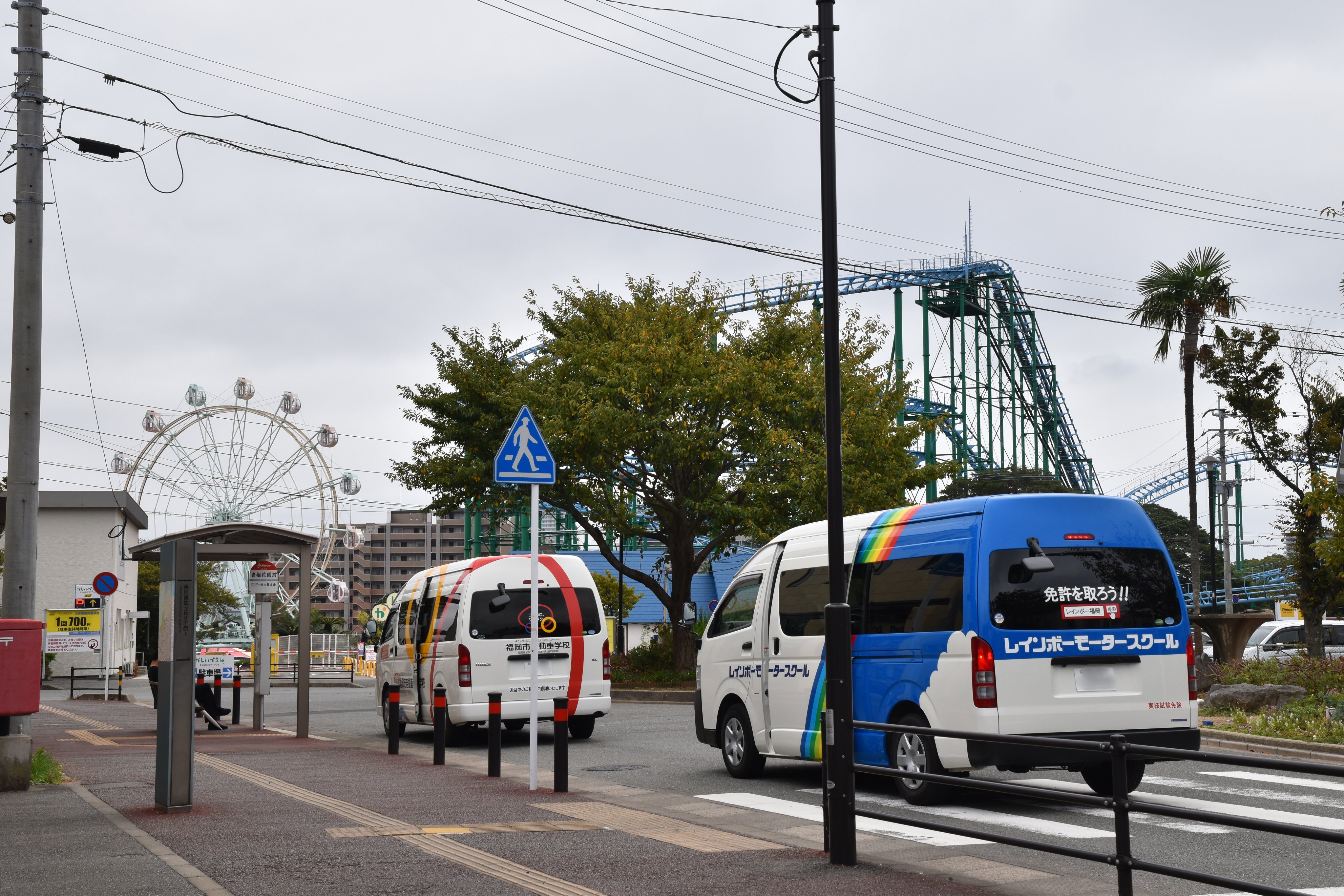 24c みずたに 水谷青葉 香椎花園前にて 福岡市自動車学校とレインボーモータースクールの送迎バスが並ぶ 自動車学校の車両はあちこちで見るけど 2つの車校のバスが連なってるのは初めて見た T Co D06oriiuv5 Twitter