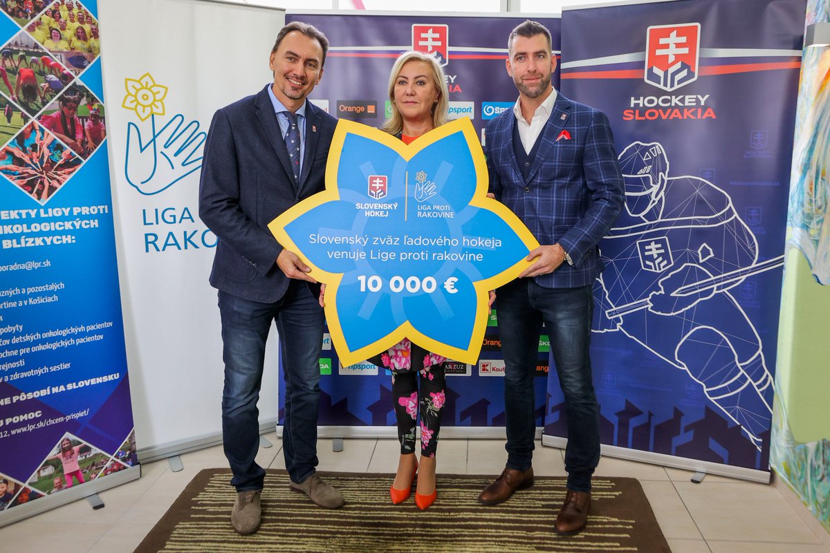Prezident <a href="/HockeySlovakia/">Hockey Slovakia</a> Miroslav Šatan <a href="/miro81s/">Miroslav Šatan</a> a marketingový riaditeľ SZĽH Peter Janovský odovzdali výťažok z dražby dresov z olympijskej kvalifikácie na podporu Ligy proti rakovine.