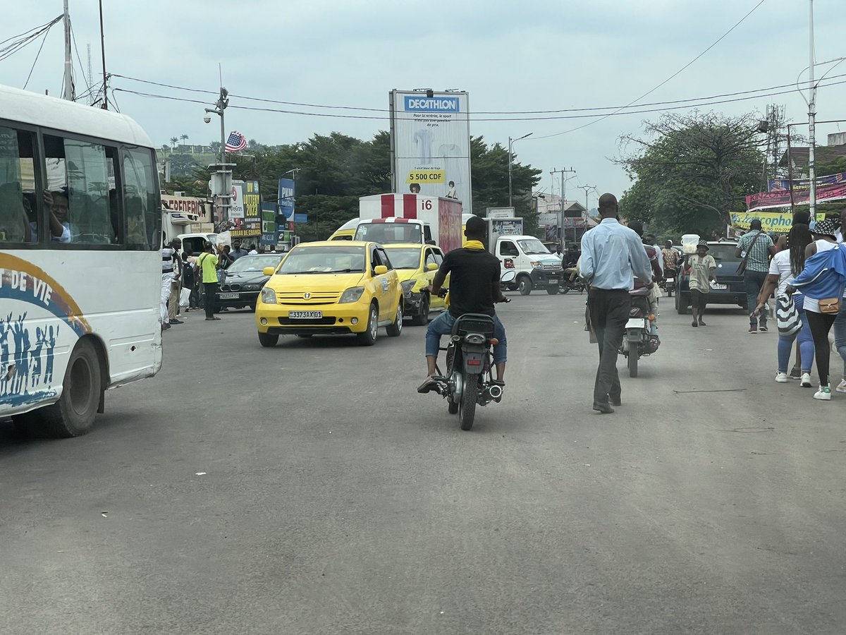 central_sage's tweet photo. Merci @NgobilaM pour #kintambo_magasin la voie est maintenant libre on sait circuler librement ! 

0 embouteillage, 0 attroupement ! 

Bo encadré sikoyo ba wewas https://t.co/3HQ7yezB2E