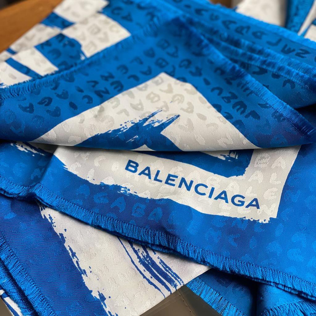 ClubPreloved's tweet photo. #co00005111 #co00005112
#prelovedаксессуары новый платок и шаль Balenciaga с лого по всей поверхности. Новые! Можно в подарок. 16500 и 19900 соотвественно https://t.co/THHiNIv8k3